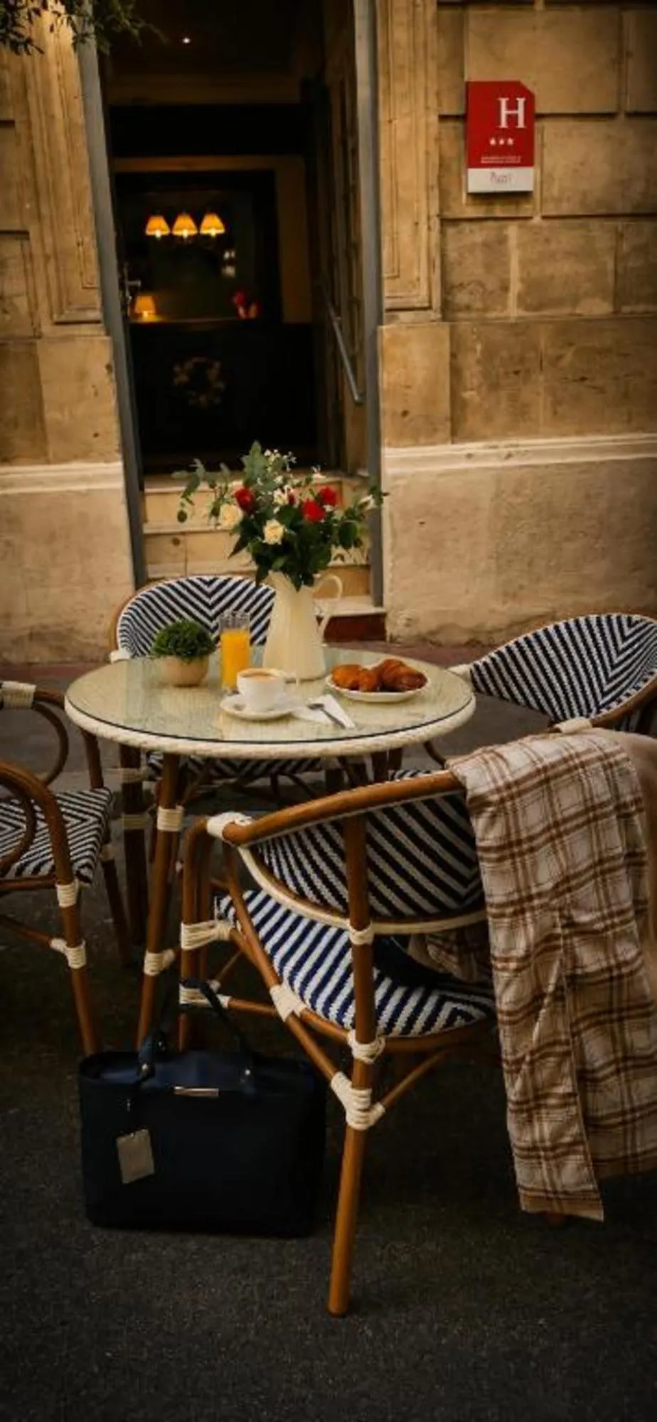 Petit-déjeuner continental servi à l'Hôtel de la Comédie